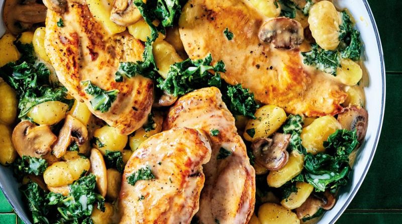 ESCALOPES DE POULET, GNOCCHIS ET KALE, SAUCE CREMEUSE AUX CHAMPIGNONS